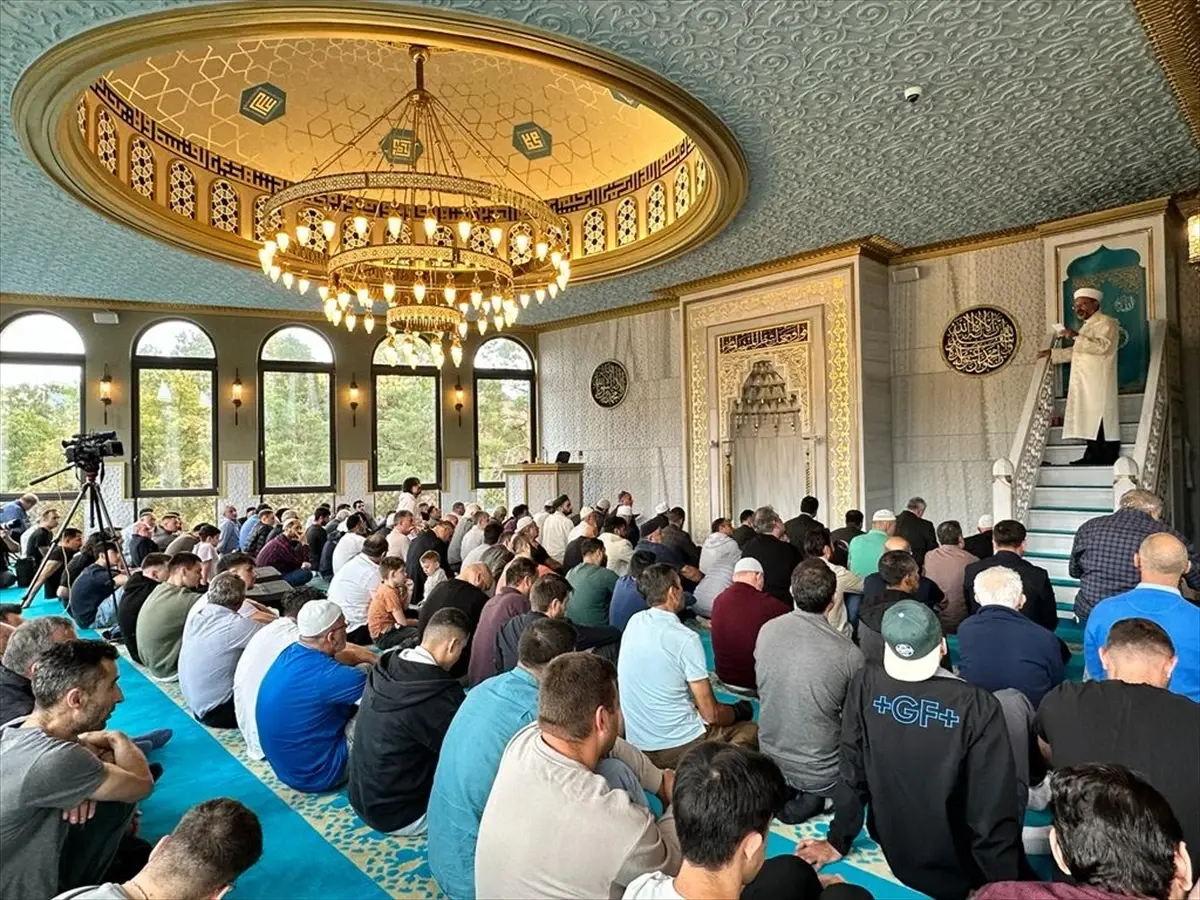 Diyanet İşleri Başkanı Ali Erbaş, İsviçre\'de cuma namazını kıldırdı