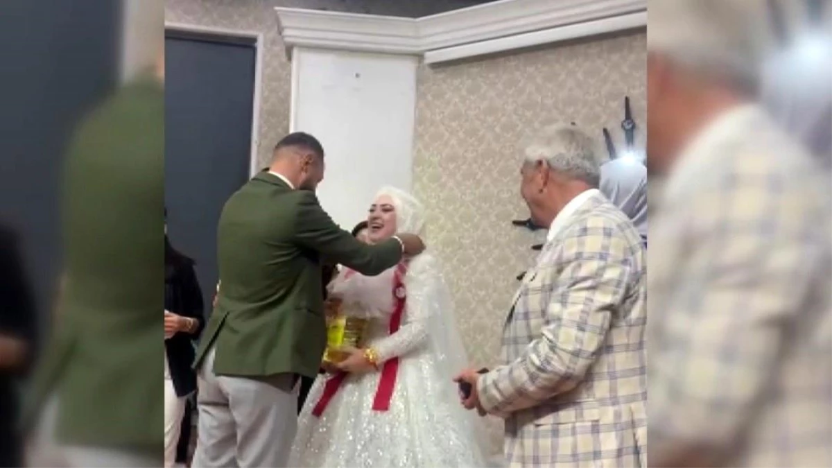 Erzincan\'da Nikah Töreninde Geline ve Dama 5 Litre Ayçiçek Yağı Takıldı