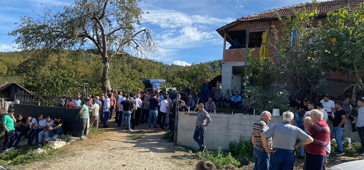 Düzce\'de beyin kanaması sonucu hayatını kaybeden 9 yaşındaki Ezgi Nilay Yavuz toprağa verildi