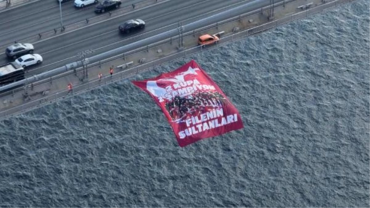 Filenin Sultanları\'nın \'2 Kupa 1 Şampiyon\' yazılı bayrağı Boğaz\'daki köprülere asıldı