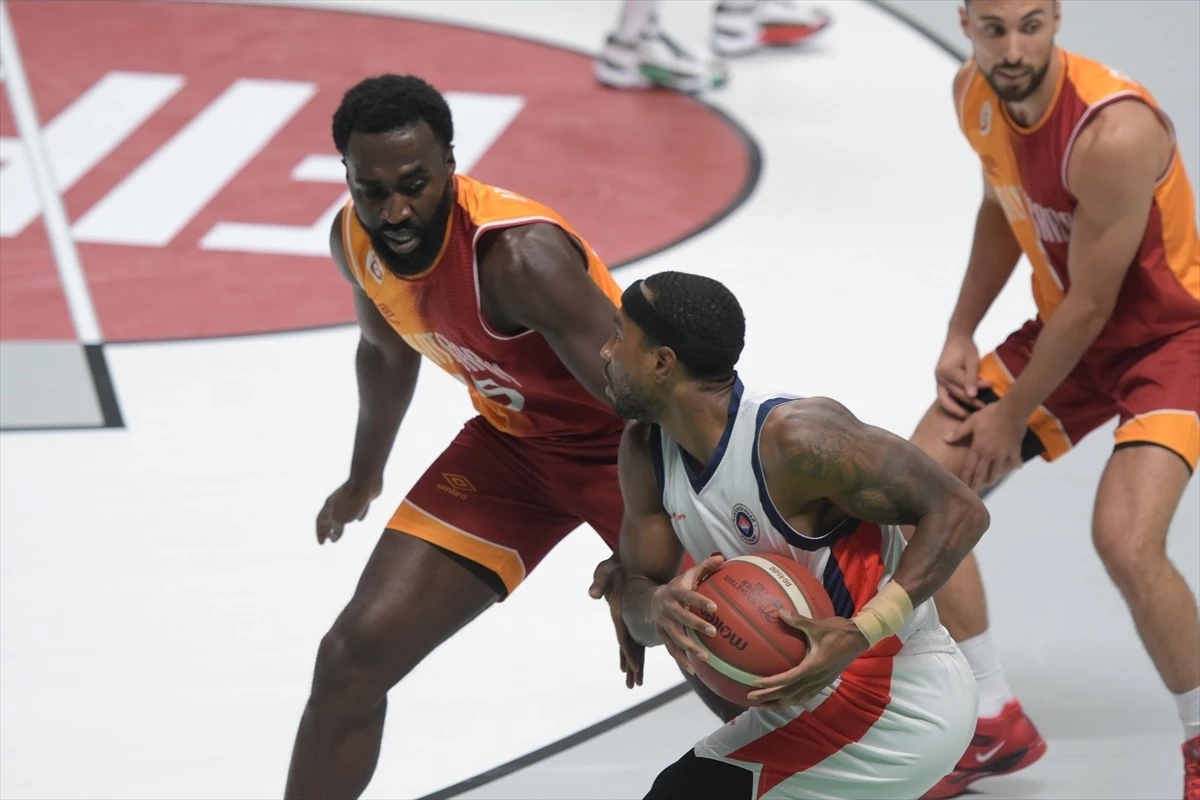 Galatasaray Nef, Bahçeşehir Koleji\'ni 79-67 yenerek üçüncü gün ilk maçını kazandı