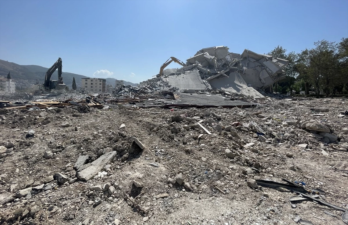 Hatay\'da depremden etkilenen binalar kontrollü bir şekilde yıkılıyor