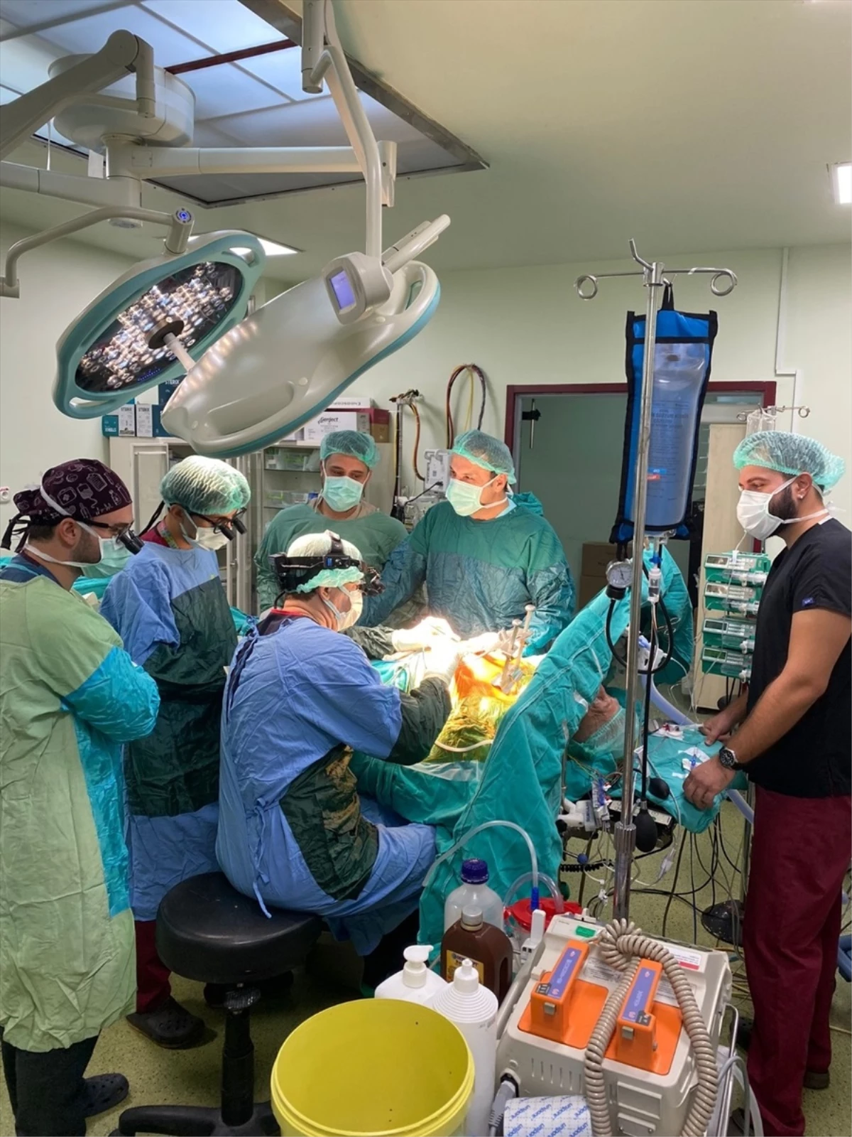 Isparta\'da Kalp Damarları Tıkalı Hastaya Küçük Kesi Ameliyatı