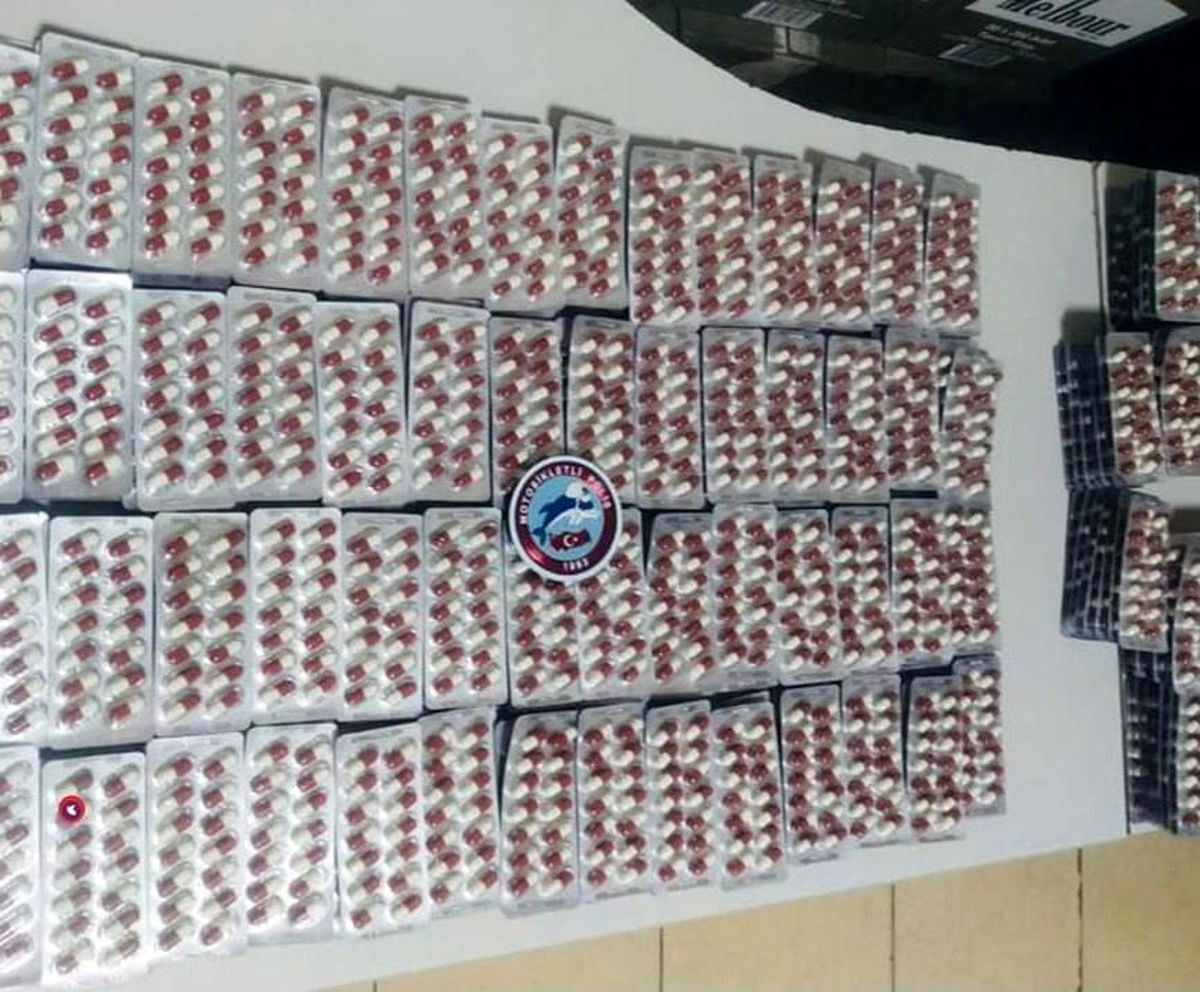 İzmir\'de Takside Sentetik Ecza Operasyonu