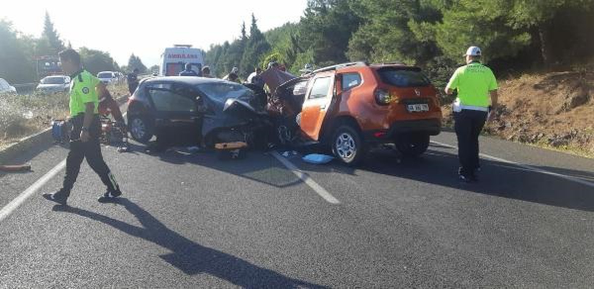 Muğla\'da otomobilin karşı şeride geçmesi sonucu meydana gelen kazada 2 kişi öldü, 1\'i çocuk 2 kişi yaralandı