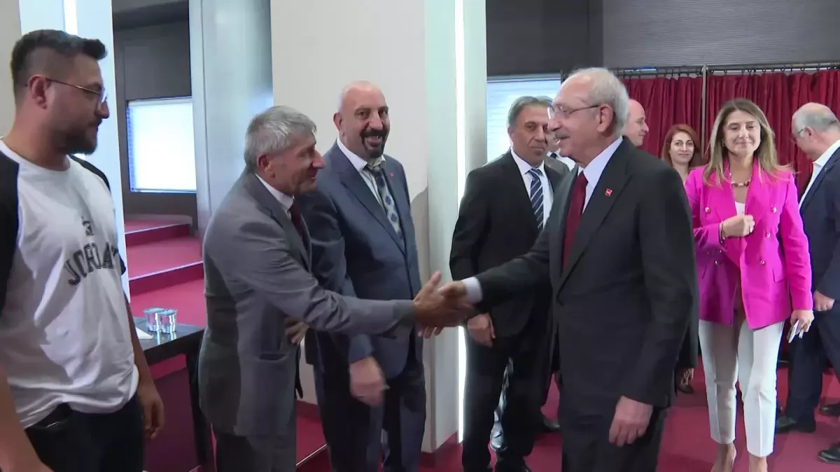 Kılıçdaroğlu, Ankara\'da engelli vatandaşlarla buluştu