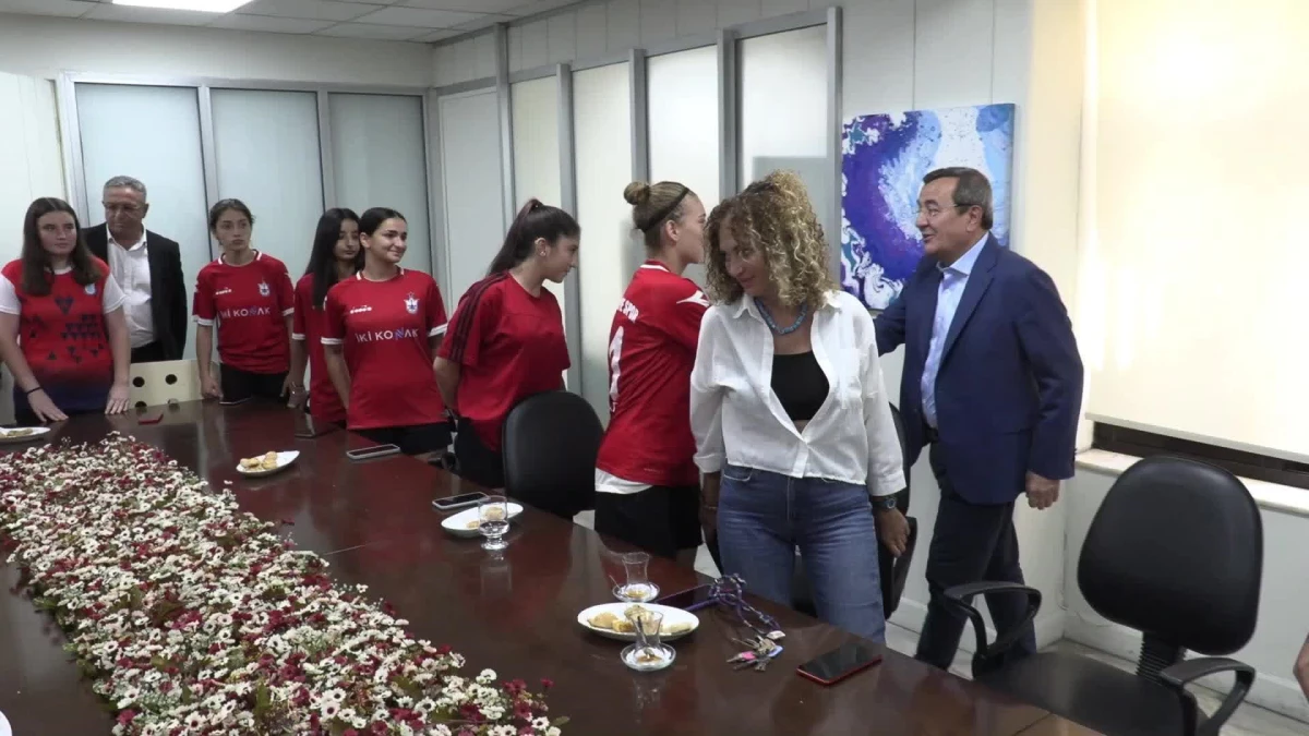 Konak Belediyesi U17 Kız Futbol Takımı İkincilik Kupasını Başkan Abdül Batur\'la Kaldırdı