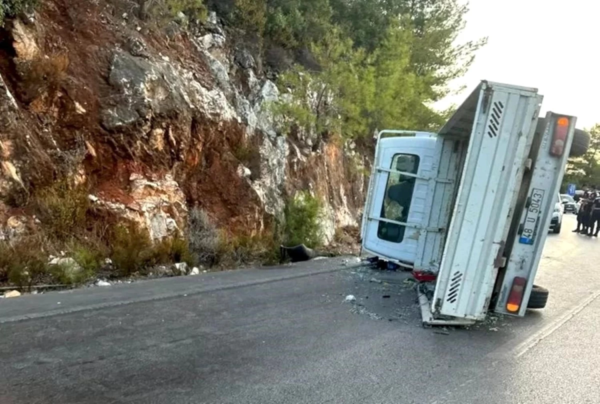 Muğla-Bodrum Karayolu\'nda Kamyonet Yan Yattı: 1 Yaralı