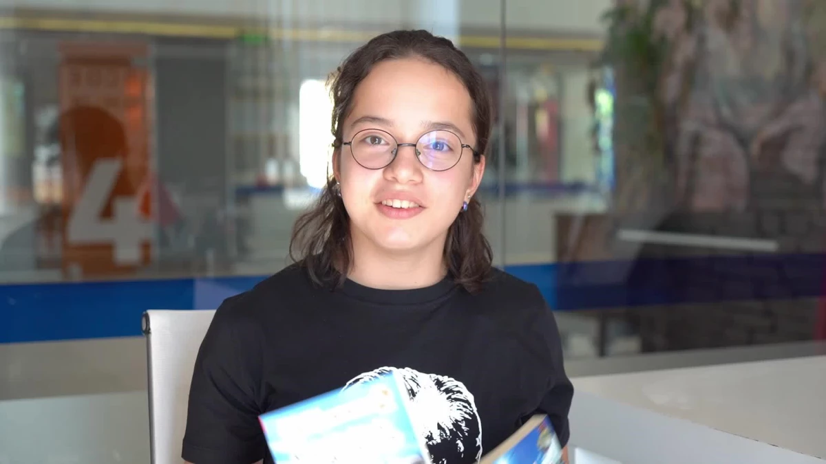 13 Yaşındaki Berçin Yavaş, Pandemi Döneminde Yazdığı Kitapları Kütüphaneye Hediye Etti