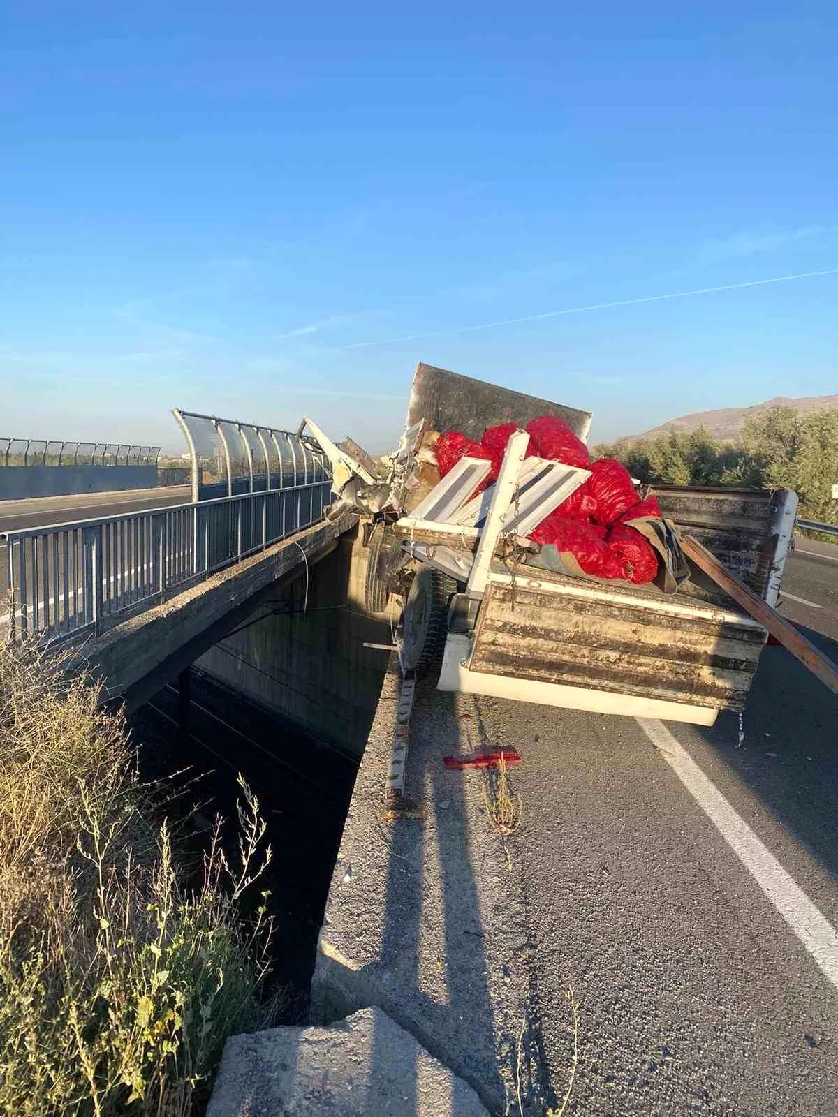 Niğde\'de Kamyonetin Bariyerlere Çarpması Sonucu Sürücü Yaralandı