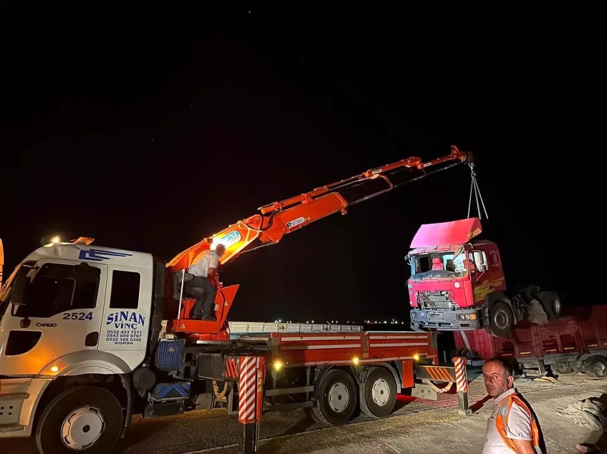 Mardin Nusaybin\'de Trafik Kazası: 2 Tır Çarpıştı, 2 Yaralı