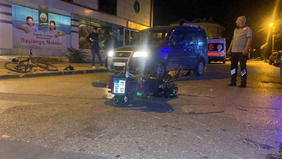 Düzce\'de otomobil ile çarpışan motosiklet sürücüsü yaralandı