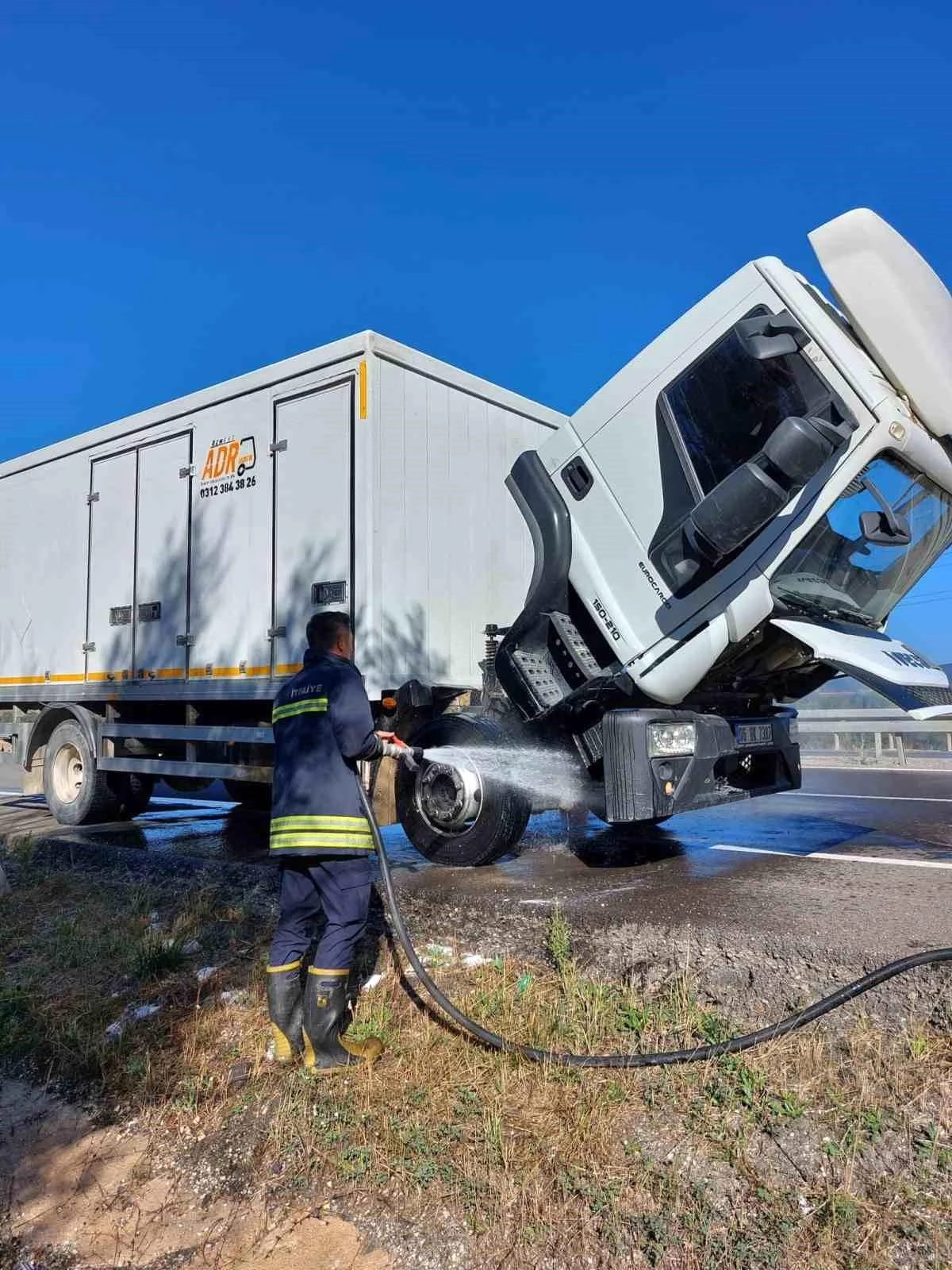 Bolu\'da Patlayıcı Yüklü Kamyonun Motoru Alev Aldı