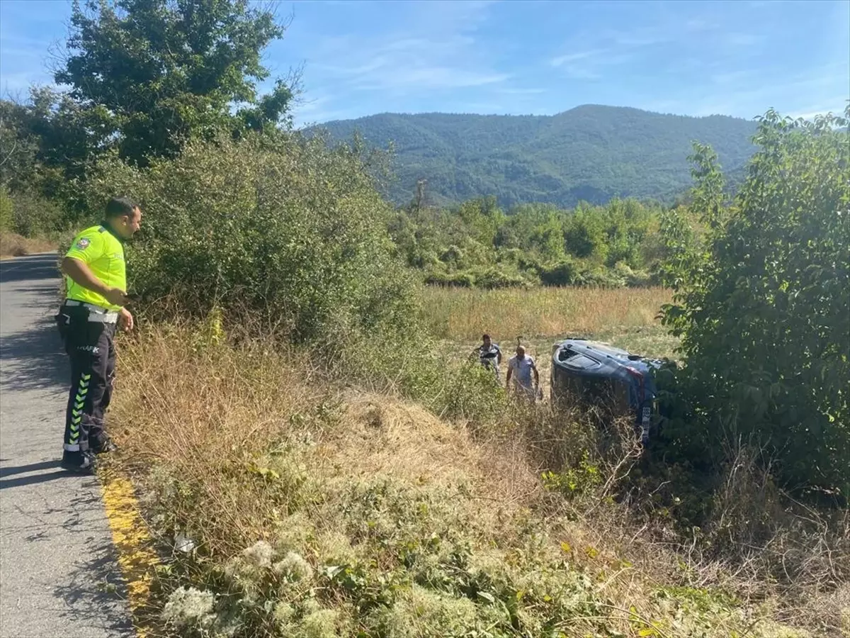 Sakarya\'da Otomobil Uçuruma Devrildi, Sürücü Yaralandı