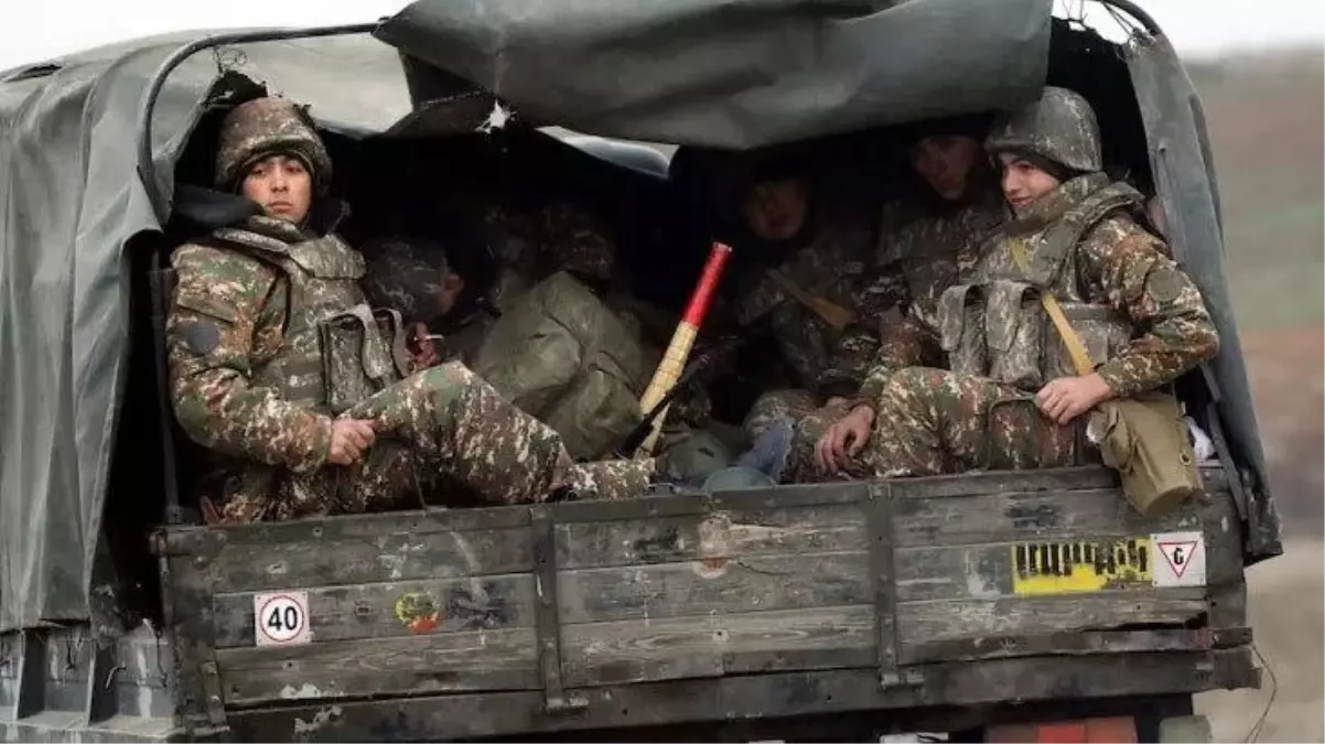 Son Dakika! Karabağ\'daki Ermeni güçleri, 6 zırhlı araç ve 800\'den fazla silahı teslim etti