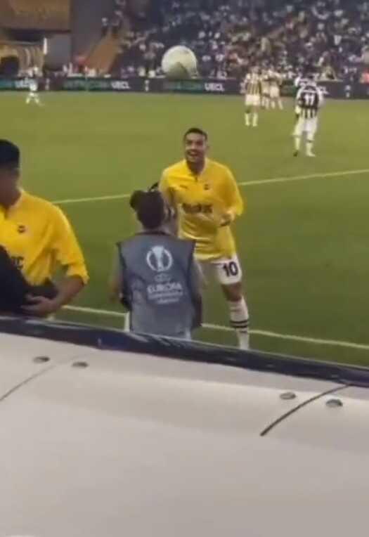 Tadic'in top toplayıcı çocuğa yaptığı jest taraftarı mest etti: Seni sevmeyelim de taşa mı dönelim