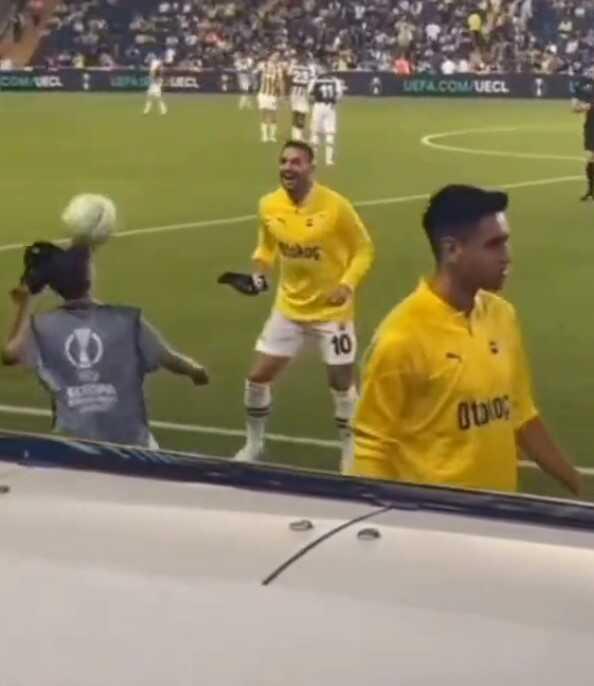 Tadic'in top toplayıcı çocuğa yaptığı jest taraftarı mest etti: Seni sevmeyelim de taşa mı dönelim