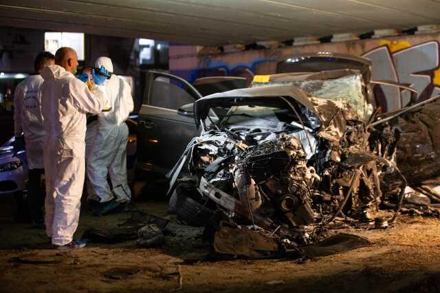 Tramvay köprüsünün duvarına çarpan araç hurdaya döndü: 4 kişi hayatını kaybetti