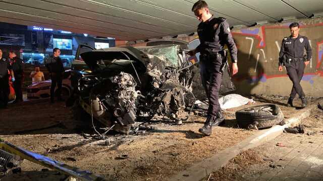 Tramvay köprüsünün duvarına çarpan araç hurdaya döndü: 4 kişi hayatını kaybetti