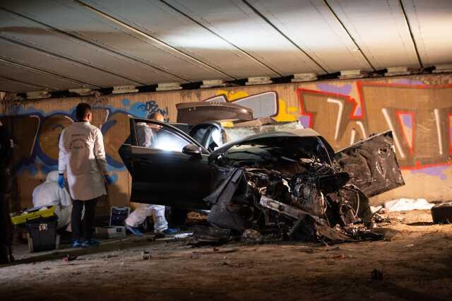 Tramvay köprüsünün duvarına çarpan araç hurdaya döndü: 4 kişi hayatını kaybetti