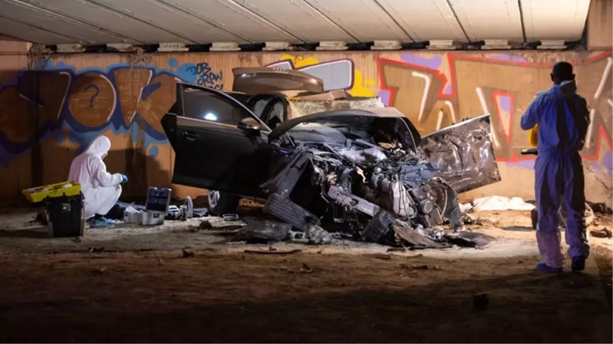 Tramvay köprüsünün duvarına çarpan araç hurdaya döndü: 4 kişi hayatını kaybetti