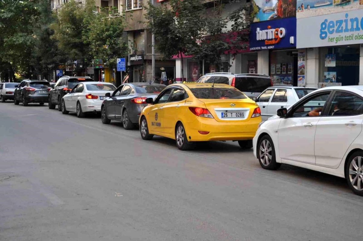Eskişehir\'de Trafik Sorunu: İkinci Şeride Yapılan Parklar Esnafı Mağdur Ediyor