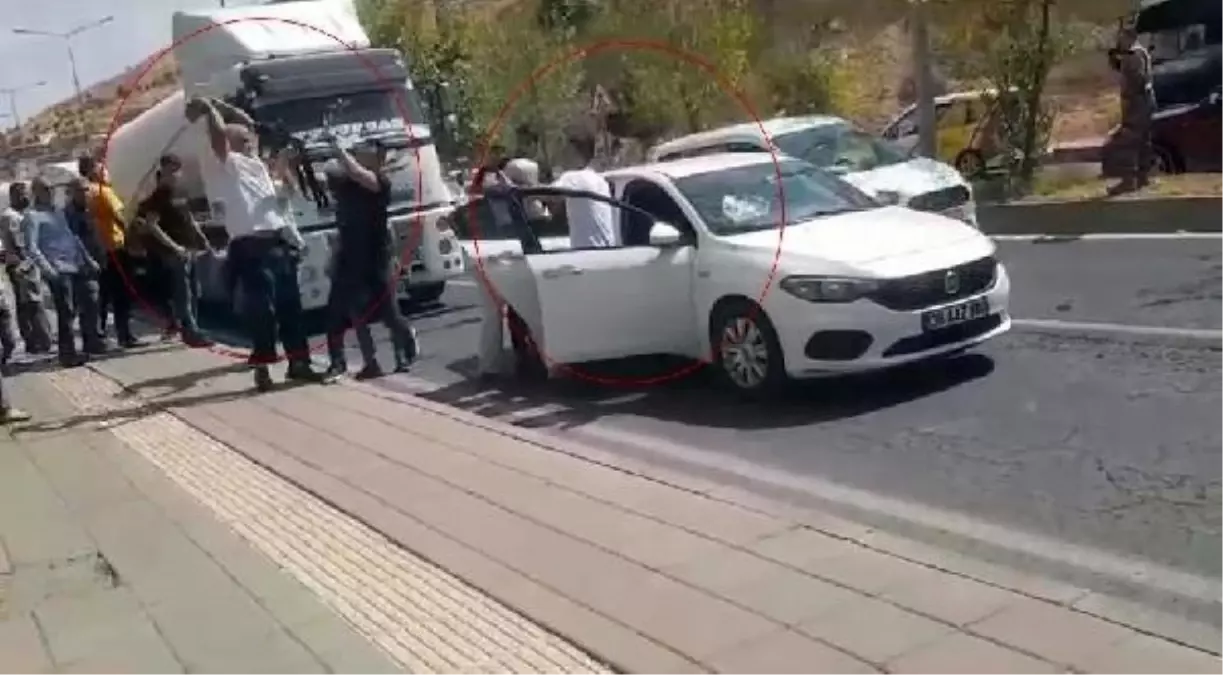 Mardin\'de Trafik Kavgası: Taşlı ve Yumruklu Kavga Cep Telefonuyla Görüntülendi