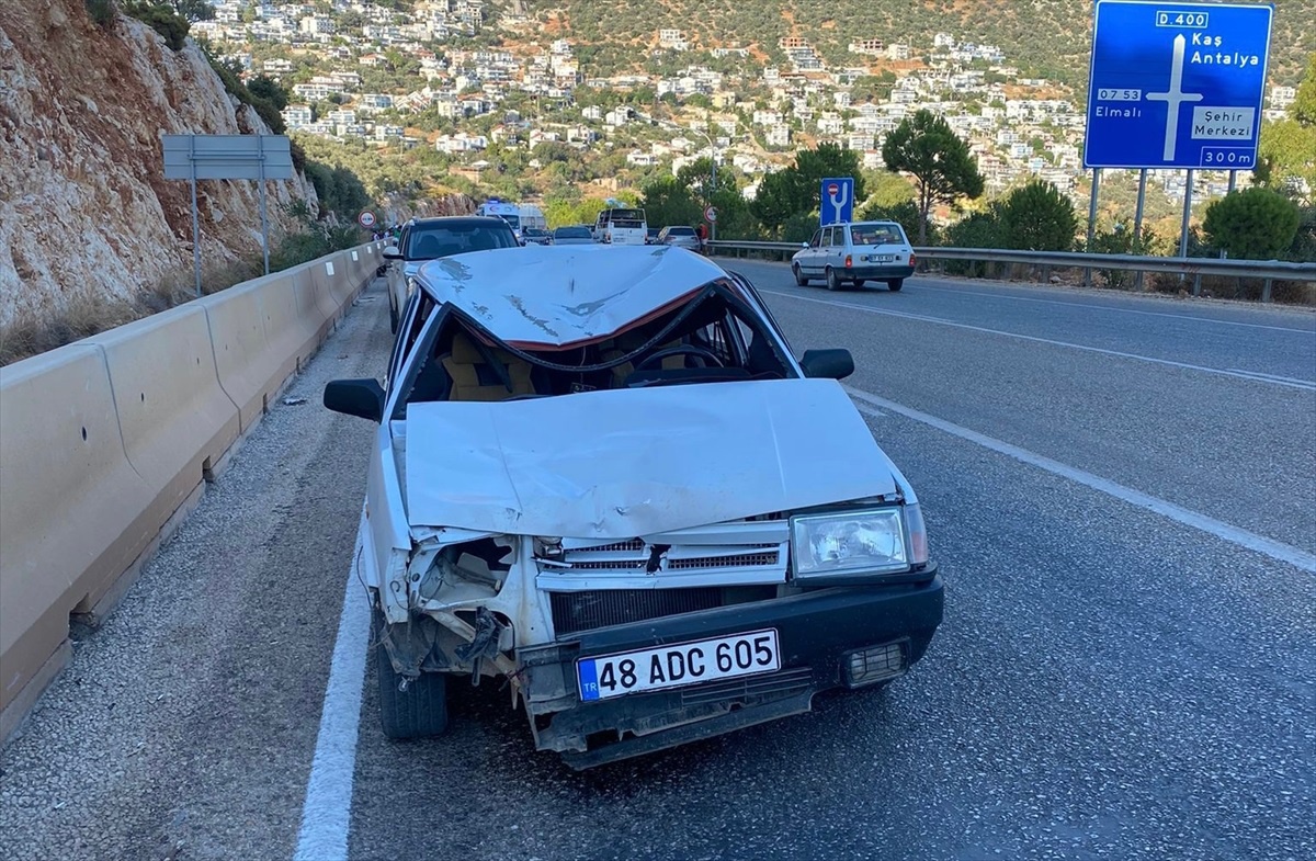 Antalya\'da otomobilin çarptığı bisiklet sürücüleri yaralandı