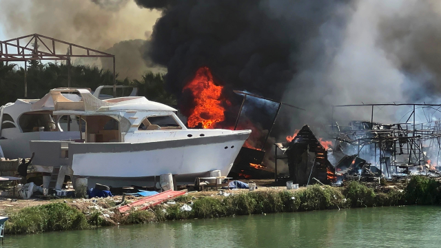 Antalya'da yangın! Alevler önce lüks teknelere sonra ormana sıçradı