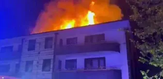 Düzce'de Üç Katlı Apartmanın Çatısı Alev Alev Yandı