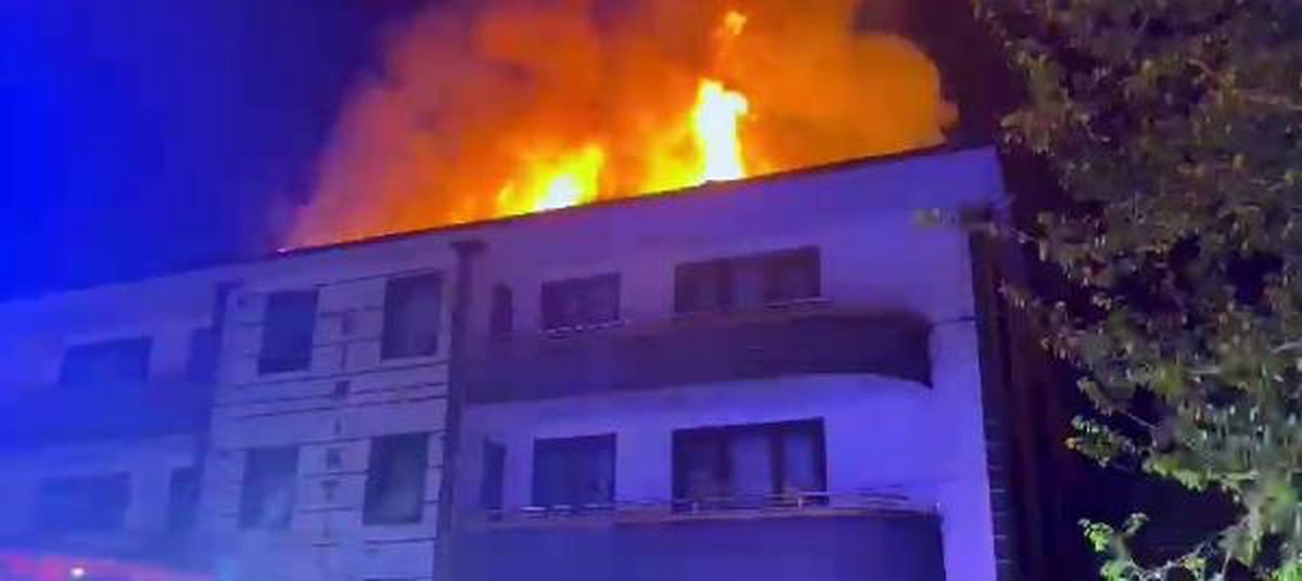 Düzce'de Üç Katlı Apartmanın Çatısı Alev Alev Yandı