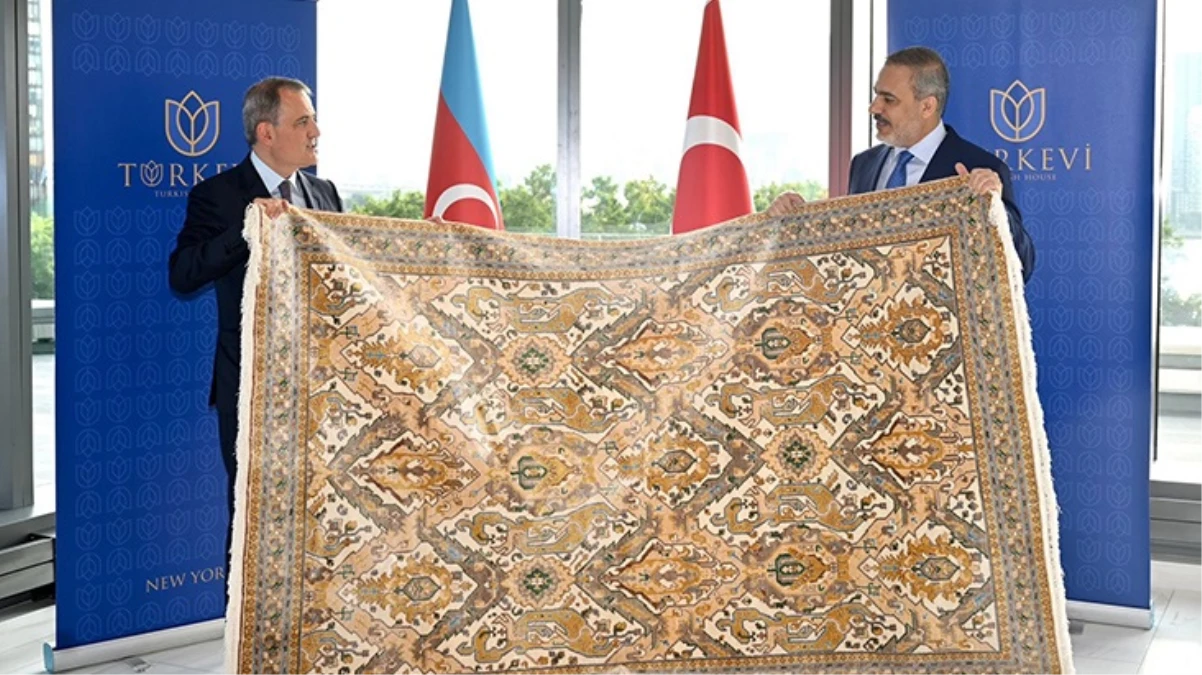 Azerbaycan Dışişleri Bakanı Bayramov, Hakan Fidan\'a Karabağ halısı hediye etti
