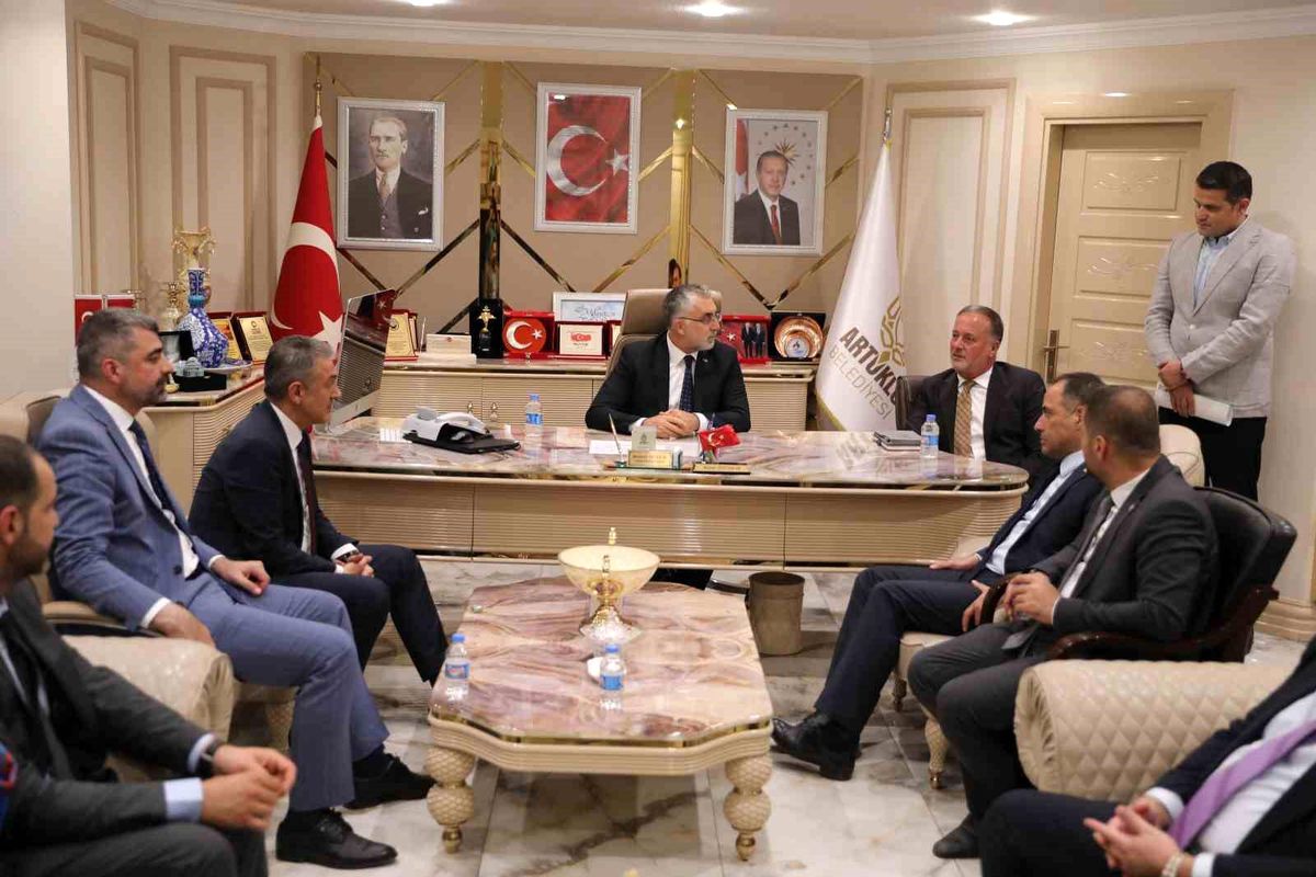 Çalışma ve Sosyal Güvenlik Bakanı Artuklu Belediyesini ziyaret etti