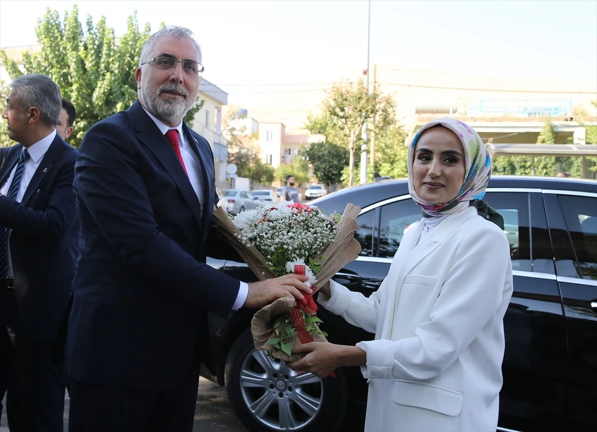 Çalışma ve Sosyal Güvenlik Bakanı Vedat Işıkhan, Mardin\'in Dargeçit ve Midyat ilçelerinde ziyaretlerde bulundu