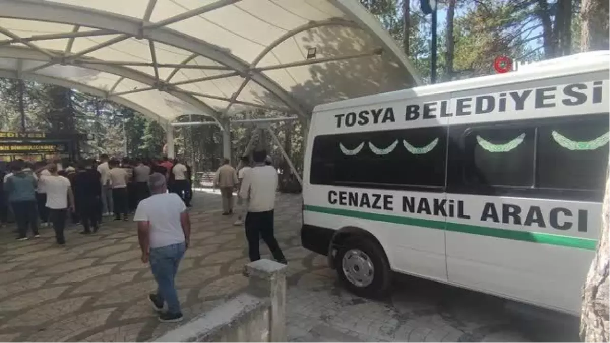 Balkondan düşerek hayatını kaybeden genç kız defnedildi