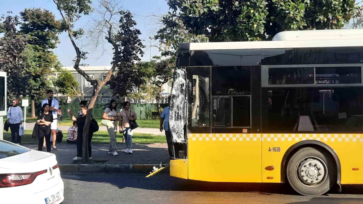 Beyoğlu\'nda Tramvay ve İETT Otobüsü Kaza Yaptı