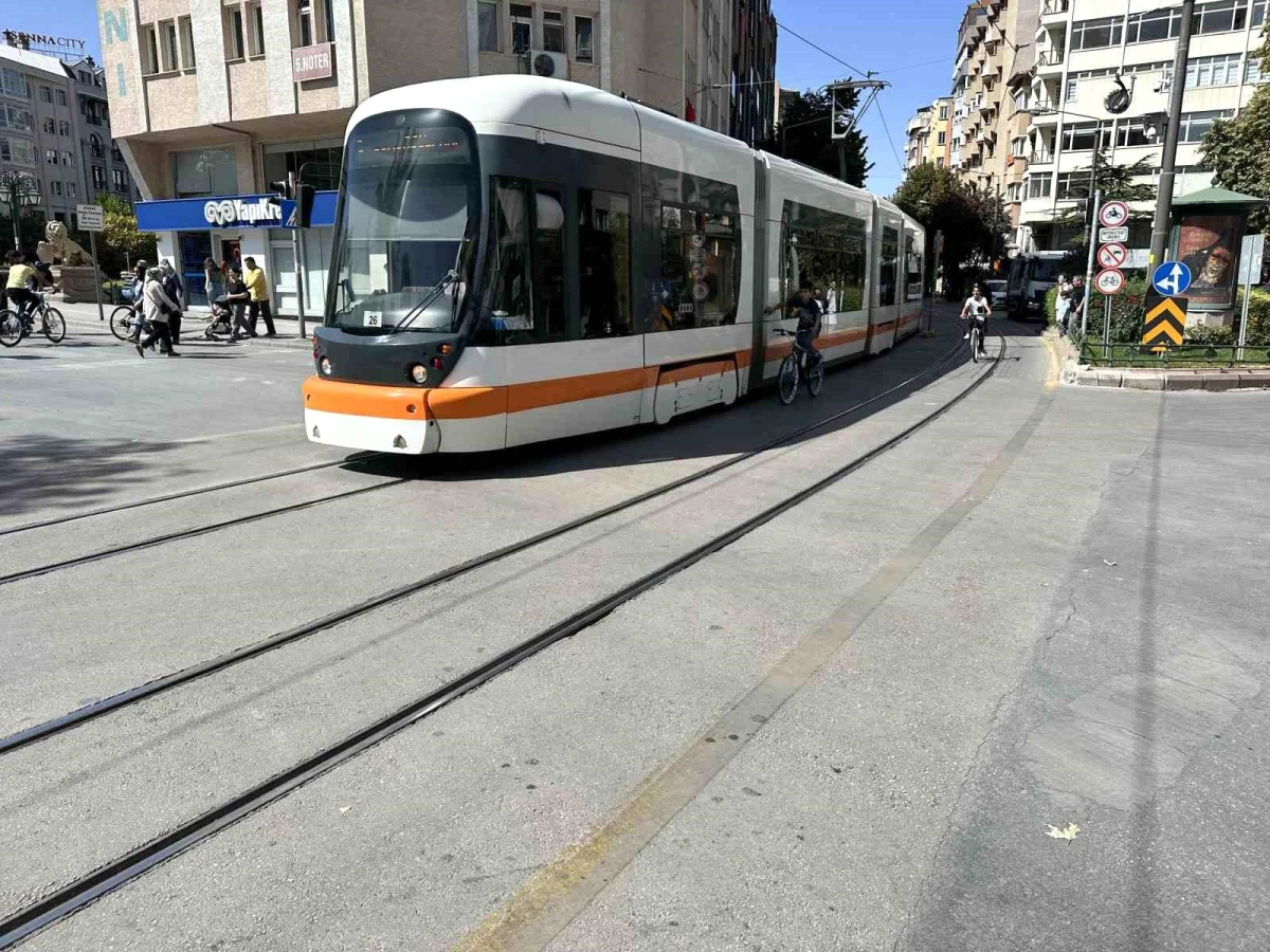 Eskişehir\'de Sorumsuz Çocuklar Tramvaya Tutunarak Tehlikeye Attı