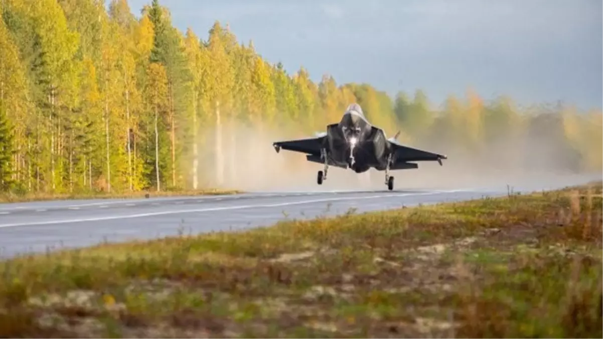 Bir ilki gerçekleştirdiler! F-35A savaş uçakları otoyola iniş yaptı