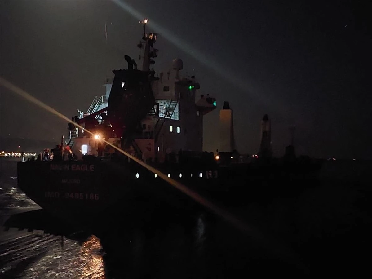 Çanakkale Boğazı\'nda Dümen Arızası Yapan Kargo Gemisi Güvenli Bölgeye Demirletildi