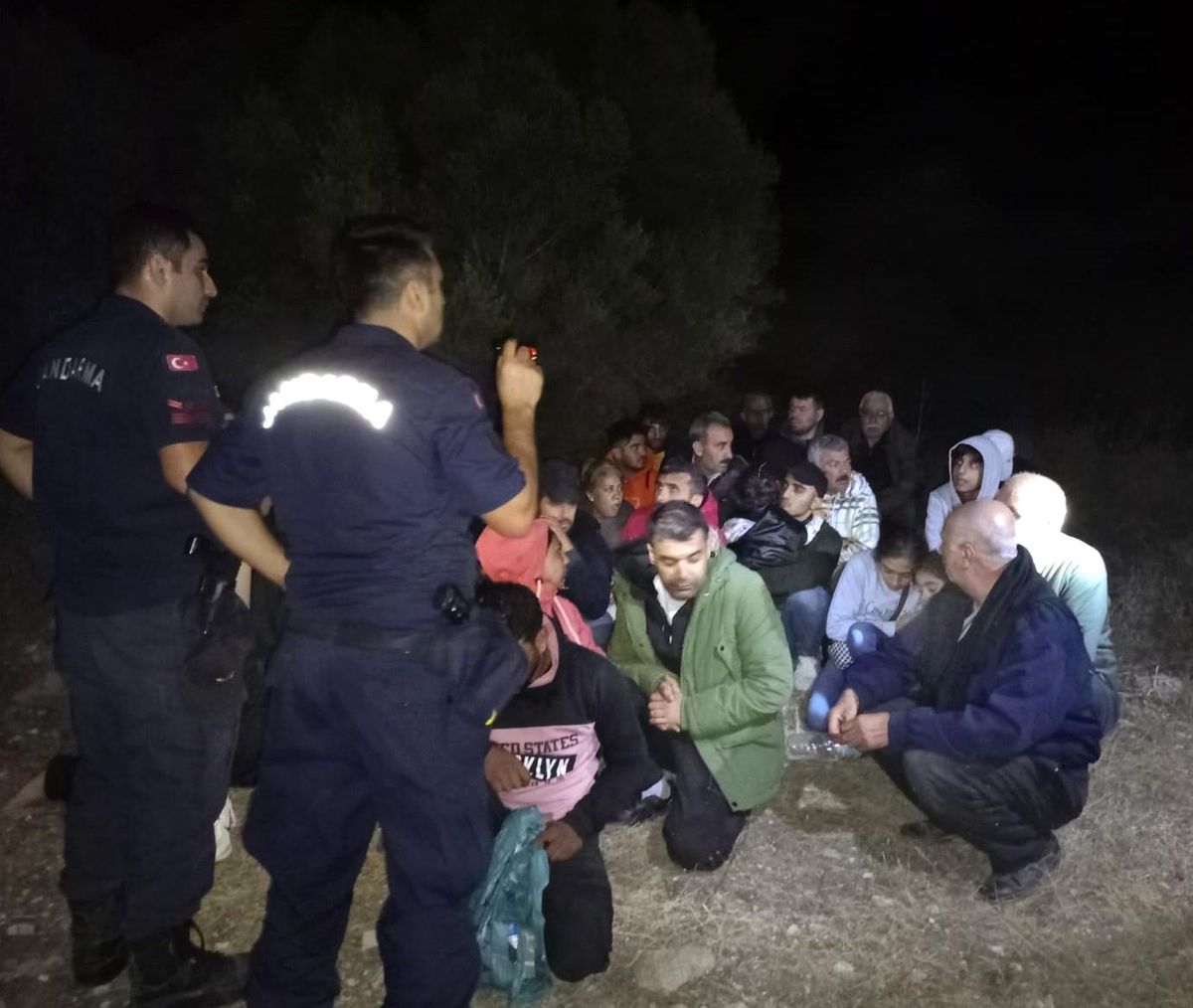 Çanakkale\'de 27 düzensiz göçmen ve 3 insan kaçakçısı yakalandı