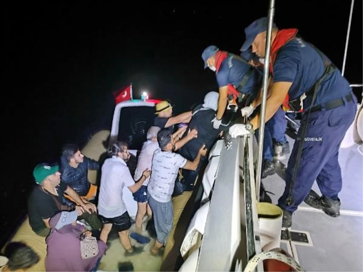 Muğla\'da motor arızası nedeniyle sürüklenen lastik bottaki 18 kaçak göçmen kurtarıldı