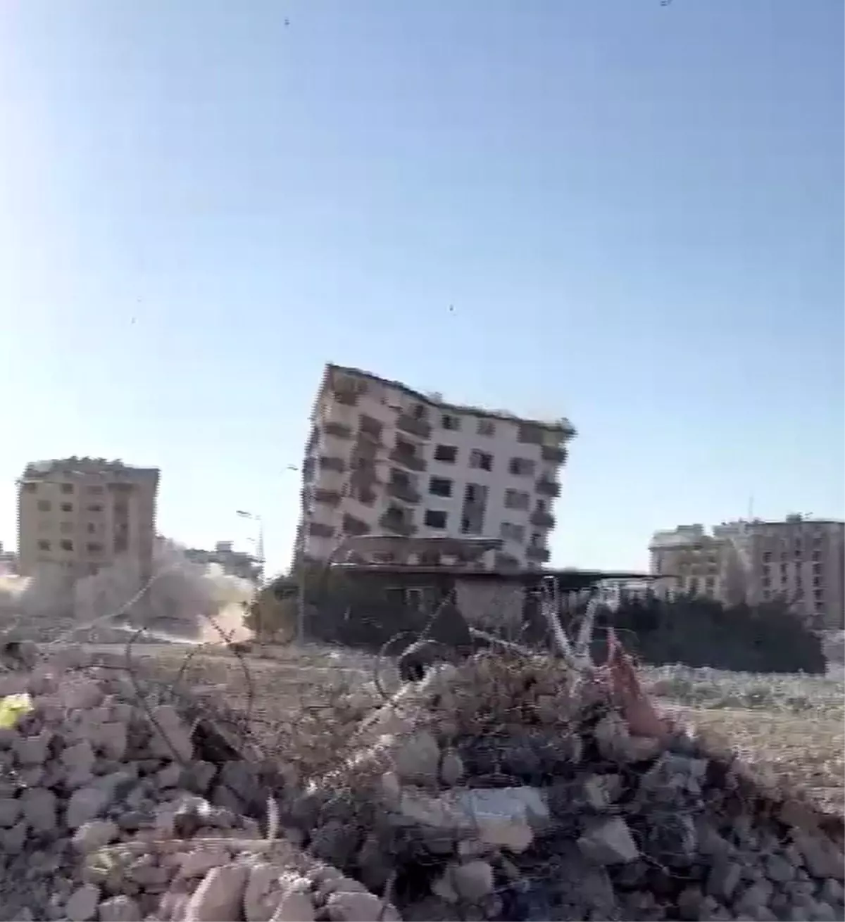 Hatay\'da dinamitle patlatılan 3 bina kameraya yansıdı