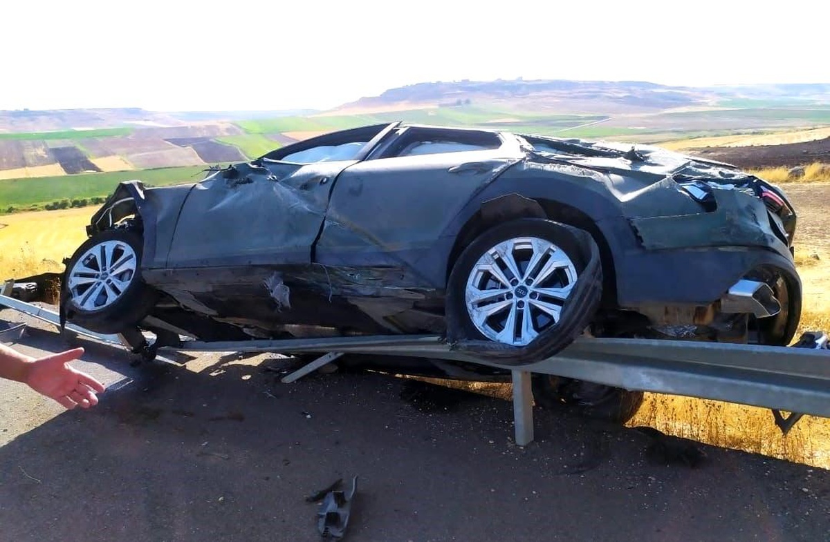 Diyarbakır-Mardin kara yolunda bariyerlere çıkan otomobilin sürücüsü yaralandı
