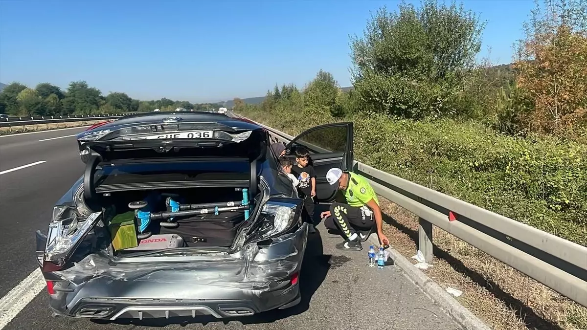 Anadolu Otoyolu\'nda kaza yapan otomobildeki çocukları polis ekipleri teskin etti