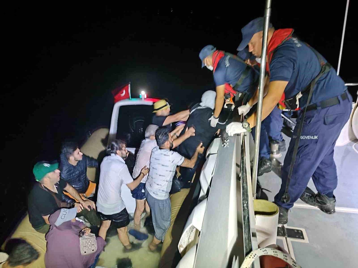 Muğla\'da Arızalanan Botla Kaçmaya Çalışan 18 Göçmen Kurtarıldı