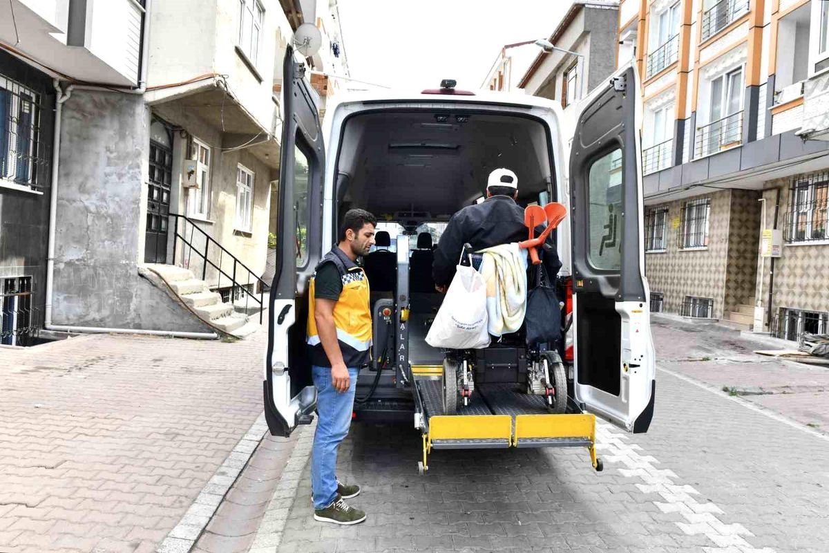 Esenyurt Belediyesi, 65 yaş ve üzeri engelli, hasta, tekerlekli sandalye kullanan vatandaşların hastanelere ulaşımını sağlıyor