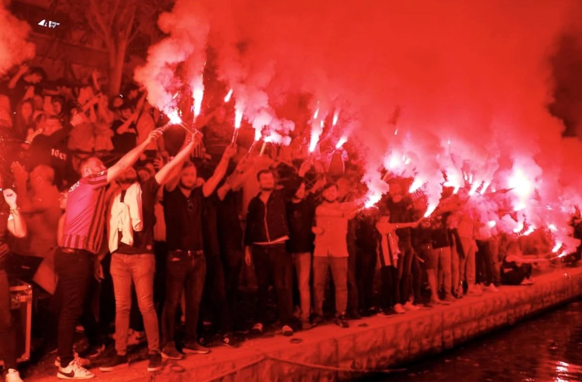 Eskişehirspor\'un 58. kuruluş yıl dönümü meşale gösterisiyle kutlandı