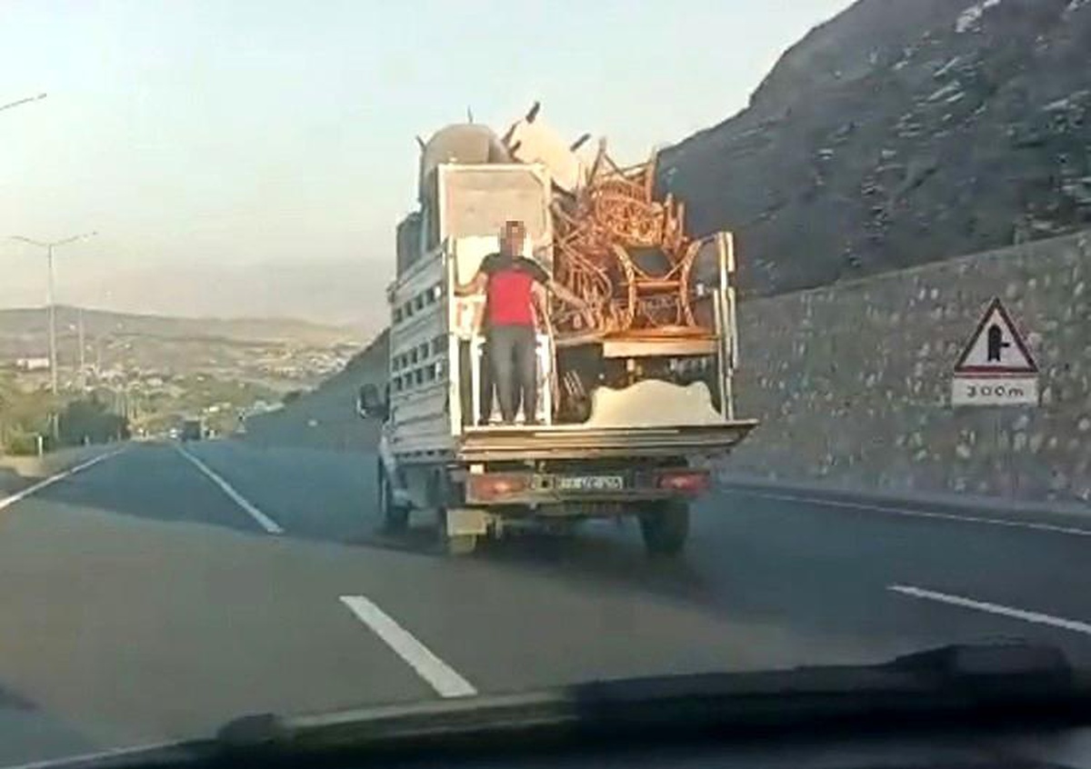 Elazığ\'da Ev Eşyası Yüklü Kamyonetin Arkasında Tehlikeli Yolculuk