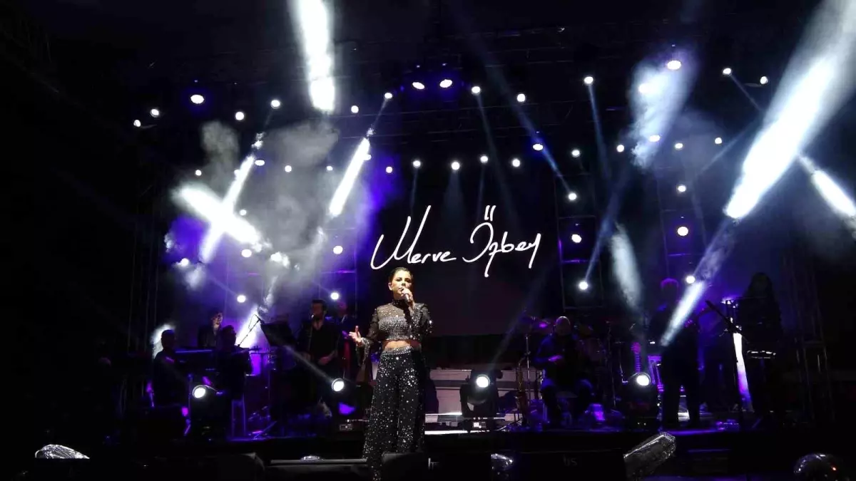 Merve Özbey, Ezine\'de unutulmaz bir gece yaşattı