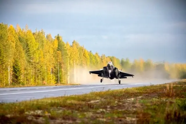 Norveç F-35A Savaş Uçakları Finlandiya'da Otoyola İniş Yaptı